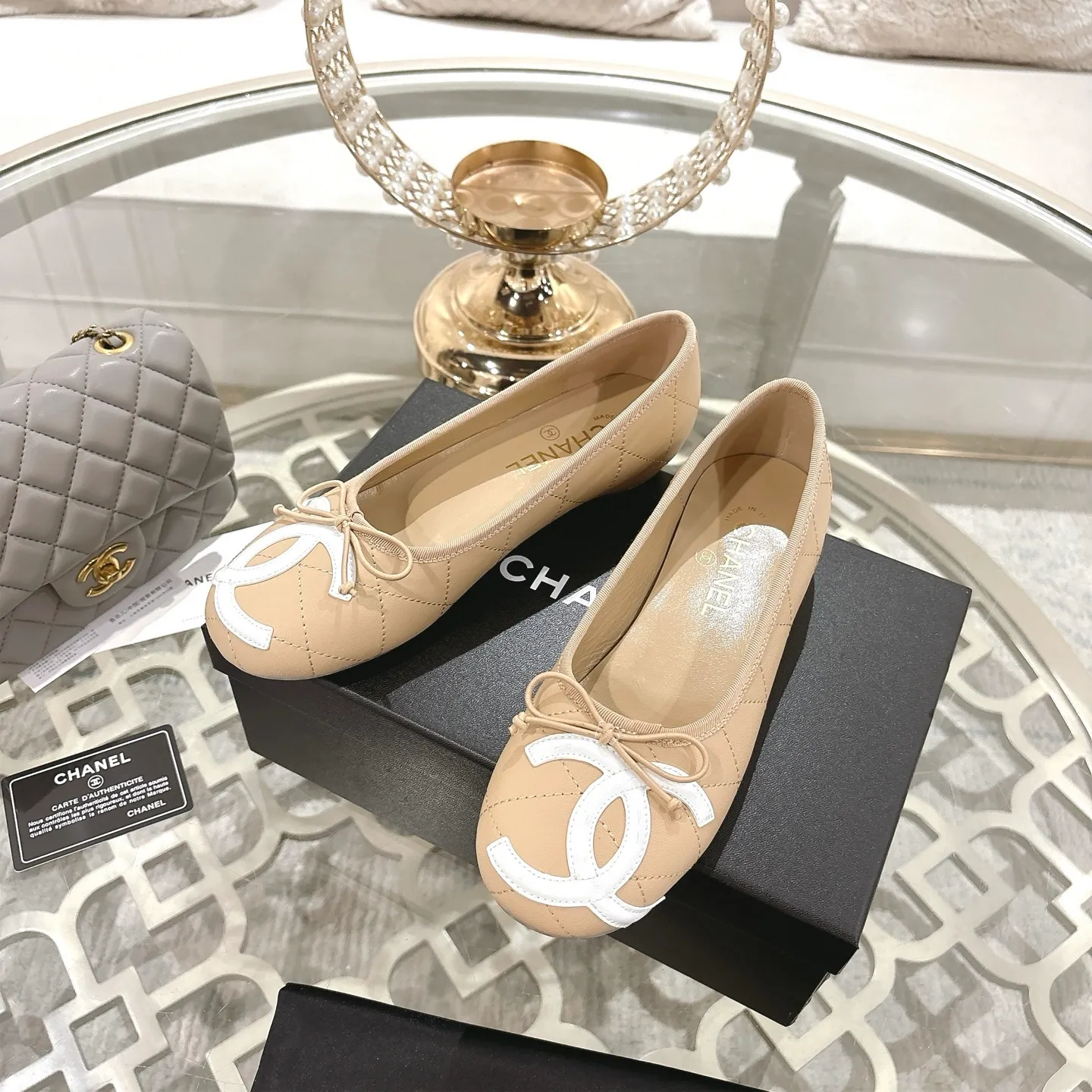 👟👟Ex-factory price 540👟👟 [Purchase-level quality] CHANEL Xiaoxiang 25/A new summer bow-tie shoes 💃 This pair of "dancing shoes" is really breathtakingly beautiful! Made of cowhide fabric + exquisite electric embroidery, every detail exudes a sense of high-end ~ classic bow design, Italian genuine leather sole, comfortable and elegant on the feet, a perfect must-have for fairies!  🌟 All counters are from the same source! All materials are customized according to the original 1:1, and are developed and patterned from genuine products. The quality is absolutely assured ~ a classic that must be bought every year, a versatile artifact that looks great whether paired with skirts or jeans!  💖 The perfect finishing touch for summer outfits, sisters, just do it! 👉 Fabric: Imported sheepskin Lining: Imported sheepskin Outsole: Private molded outsole Size: 35-40 Leather surface